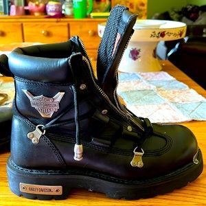 Mens size 8 Harley Davidson boots.